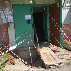 Ловушка на жильца: глубокий провал перед подъездом дома на Хабаровской засыпали строительным мусором 