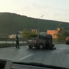 Во Владивостоке водитель BMW сгорел в машине после столкновения со спецтехникой 