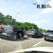 Столкновение нескольких автомобилей спровоцировало пробку на выезде из Владивостока
