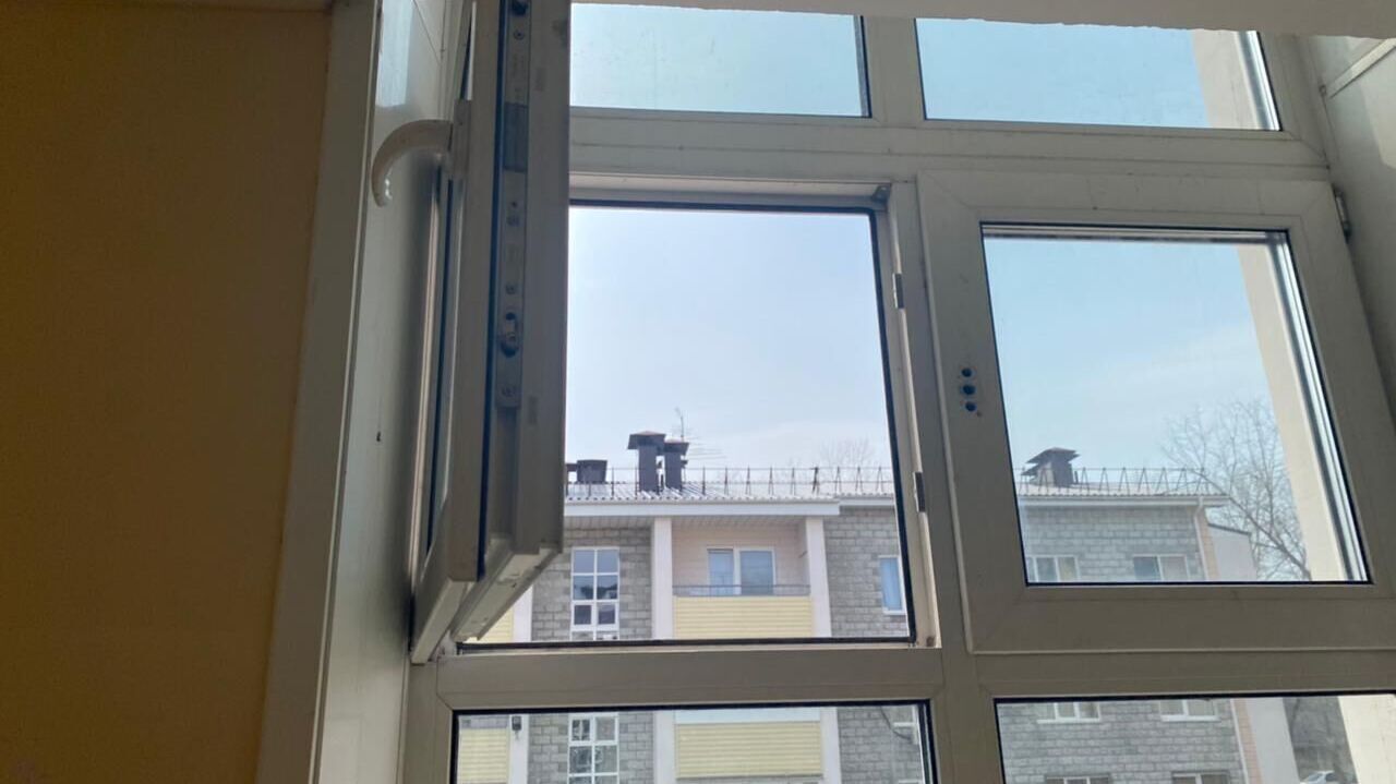 Малолетний ребенок выпал из окна в Хабаровске