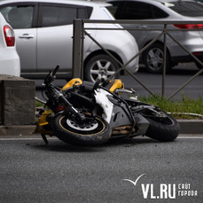Мотоциклист врезался в опору надземного перехода ТЦ «Искра» во Владивостоке 