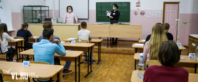 100 баллов за ЕГЭ по литературе и химии набрали восемь