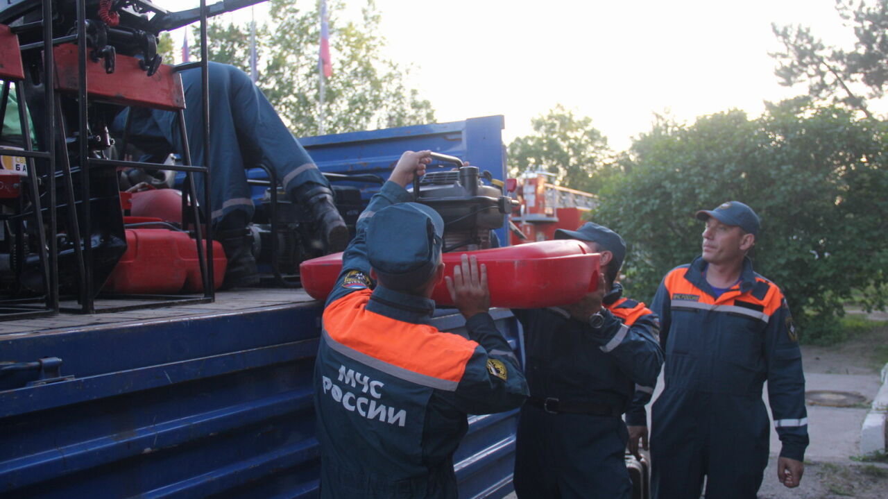 Спасатели края отправились в Амурскую область для борьбы с паводком (ФОТО)