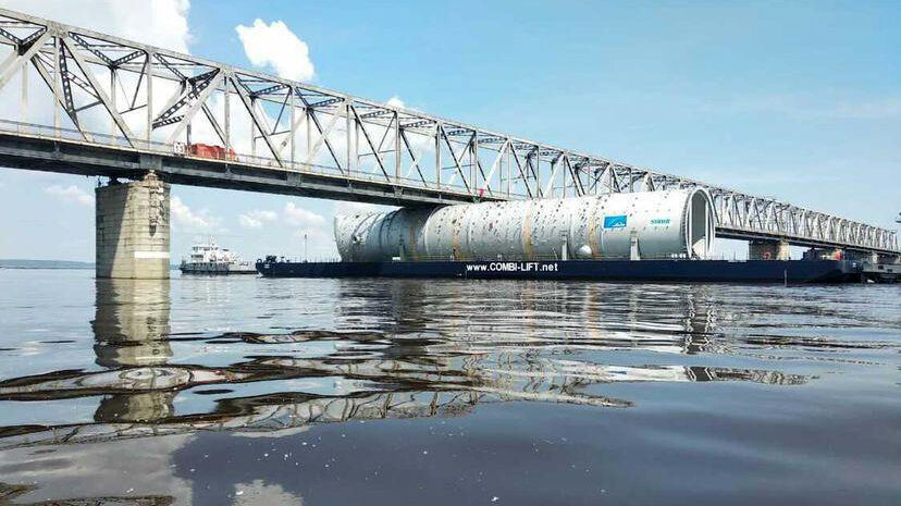 Амур прет: 100-метровая мега-баржа застряла под мостом