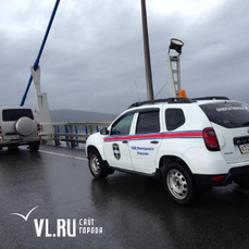 Мужчина едва не упал с Русского моста во Владивостоке