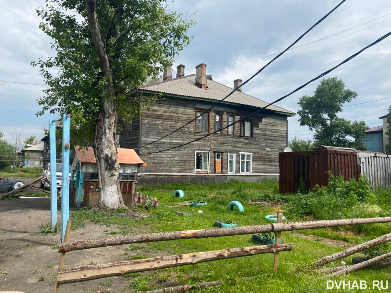 Под напряжением: из-за падающего столба нависли провода над детской  площадкой (ФОТО) — Новости Хабаровска