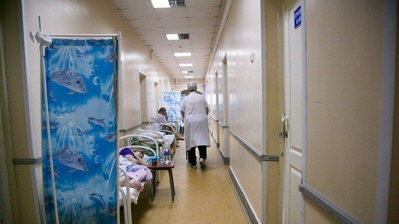 Стыдно: ветерану ВОВ предложили разместиться в коридоре больницы