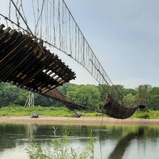 Подвесной мост перевернулся от порыва ветра в Чугуевском районе — с отрезанным селом организована переправа 