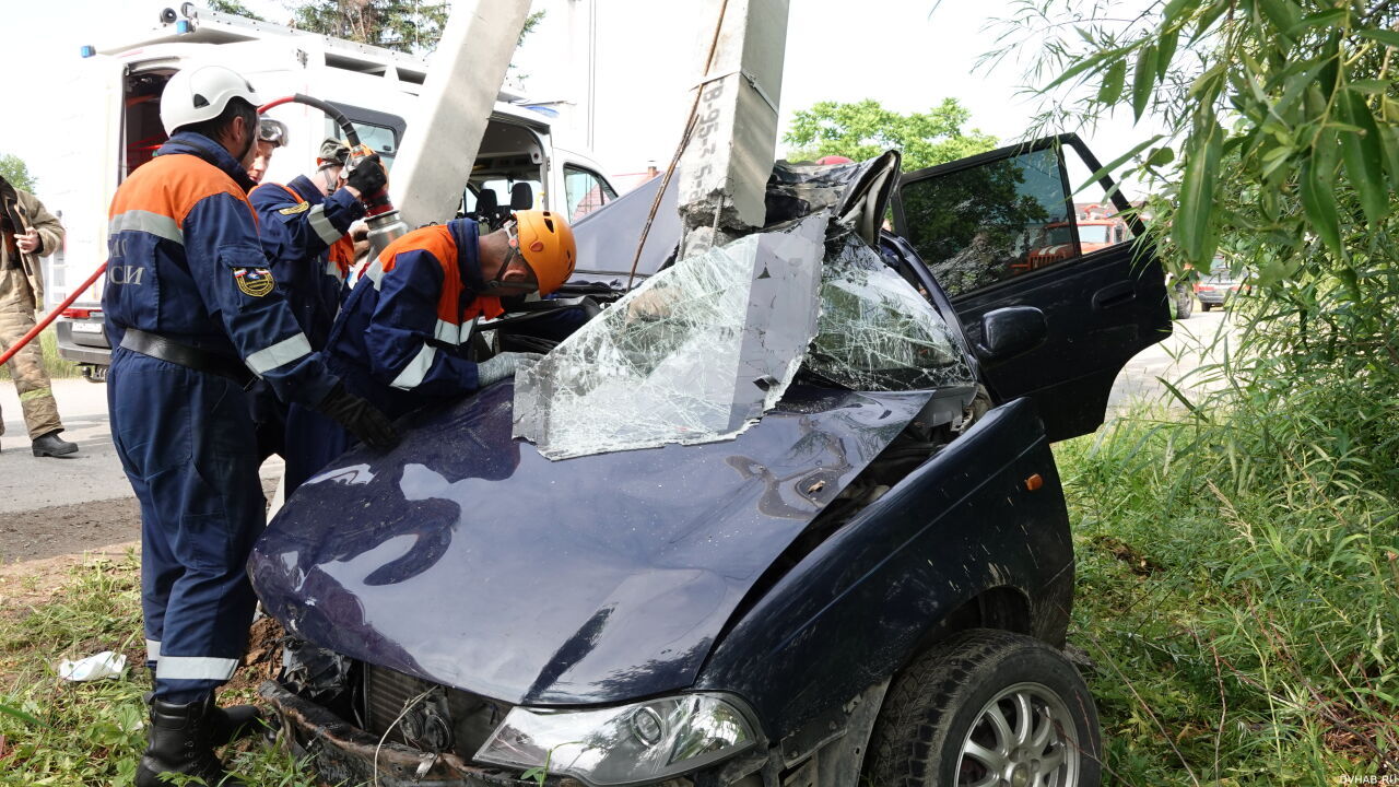 Вырезать пострадавшего из машины пришлось спасателям под Хабаровском (ФОТО, ВИДЕО)