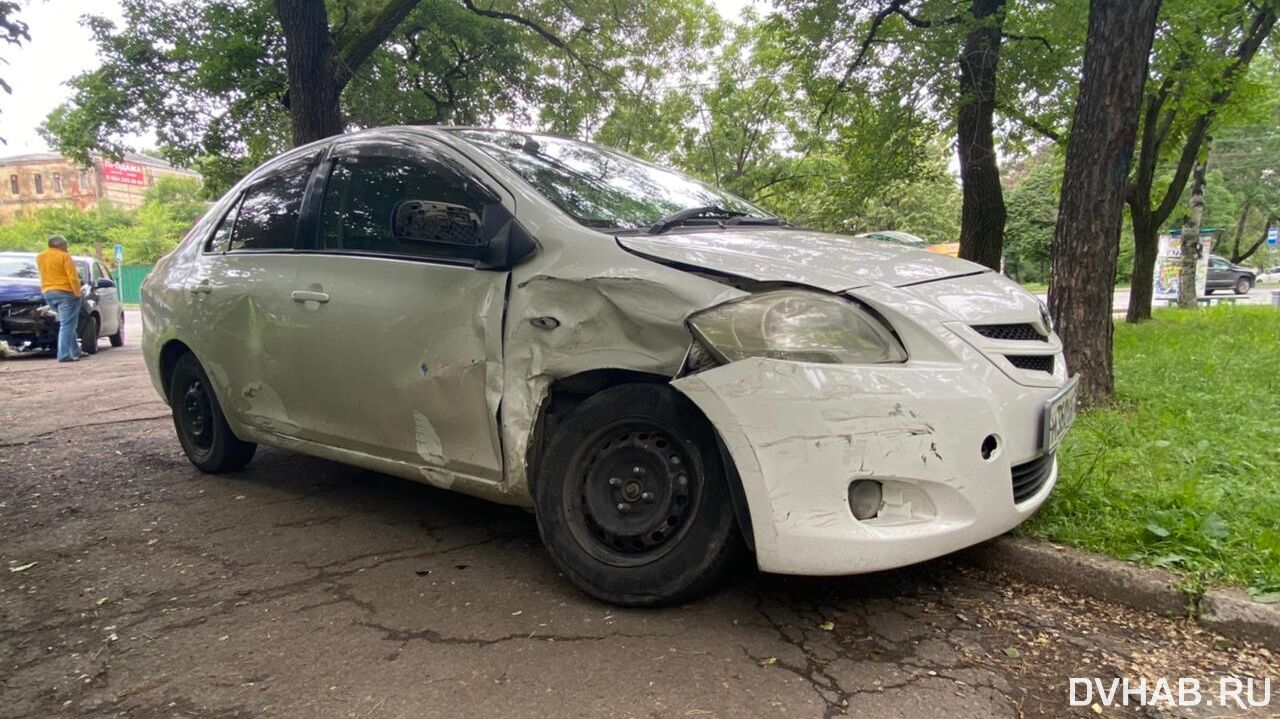 Приехавший из Таджикистана разбил "лоб" уезжающему в Сочи на Амурском бульваре (ФОТО)