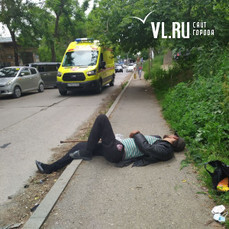 Бездомный с ампутированными пальцами ног две недели лежит на тротуаре во Владивостоке 