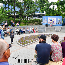«Совсем не праздновать нельзя»: жители Владивостока отметили День города песнями и рисованием на камнях 