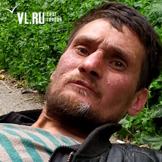 Лежавший две недели на тротуаре во Владивостоке бездомный госпитализирован с воспалением ноги