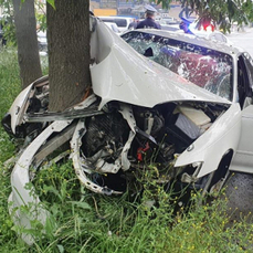 Во Владивостоке водитель без прав на незарегистрированном Mark II влетел в дерево, когда уходил от полицейской погони