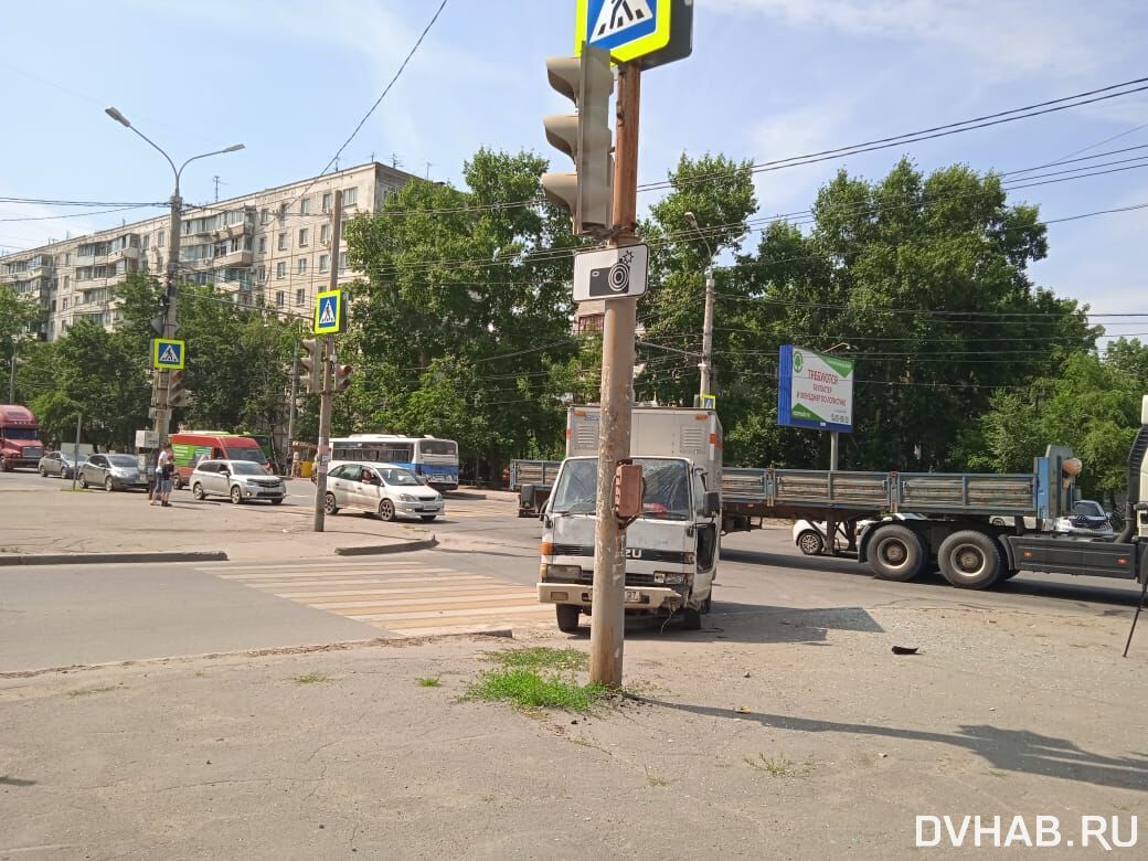 Проклятое место: очередная пара машин разбилась на аварийном перекрестке  (ФОТО) — Новости Хабаровска