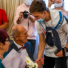 Конечно же, рядом с заслуженными парами были дети и внуки, они тоже присоединились к поздравлениям — newsvl.ru