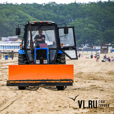 Специальная техника очищает от мусора прибрежную полосу пляжа на Шаморе 