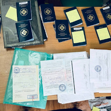 Полиция пресекла канал сбыта поддельных медицинских книжек и сертификатов о вакцинации в Приморье
