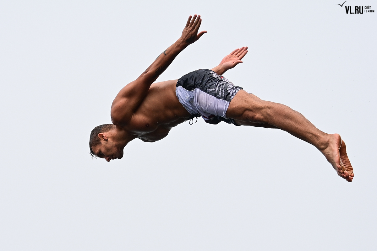 измеритель прыжка в высоту. прыжок в длину с места таблица. упражнения для увеличения вертикального прыжка. средний прыжок человека. в прыжке.