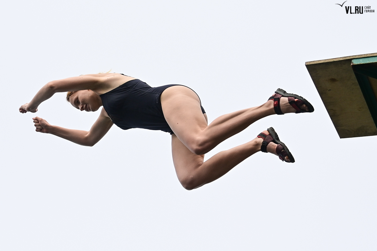 Бузова прыгну со скалы. Прыгнул со скалы в море и разбился. Король и шут разбежавшись прыгну со скалы. Тройка металлистов прыгает со скалы. Бузова прыгну со скалы.