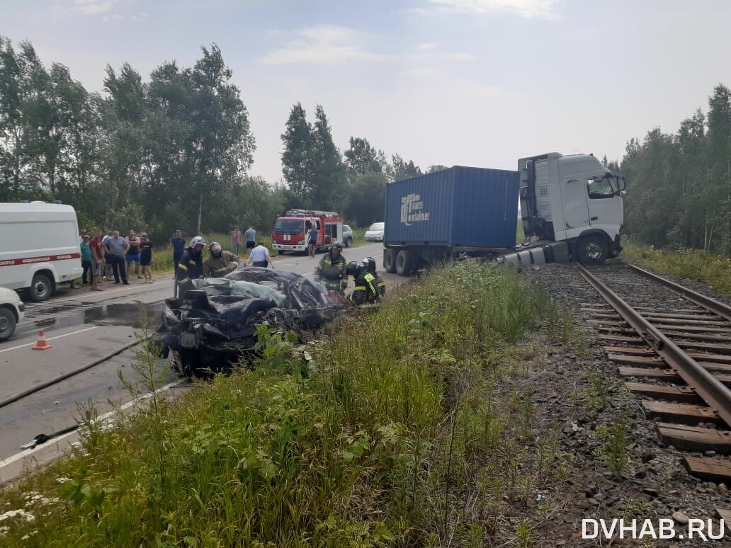 Приехали в грузовик: смертельное ДТП произошло под Амурском (ФОТО;  ОБНОВЛЕНИЕ) — Новости Хабаровска