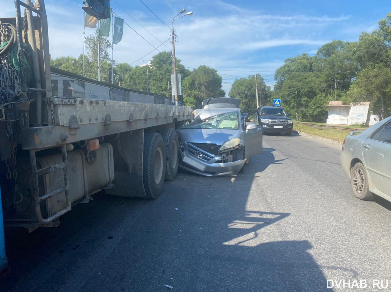 Отвлекся: под припаркованный грузовик въехал на Амурском бульваре аниматор  (ФОТО) — Новости Хабаровска