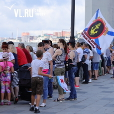 Владивостокцы собрались на набережной Цесаревича посмотреть парад в честь Дня ВМФ 