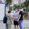 У уличных торговцев можно купить пилотку или флажок — newsvl.ru