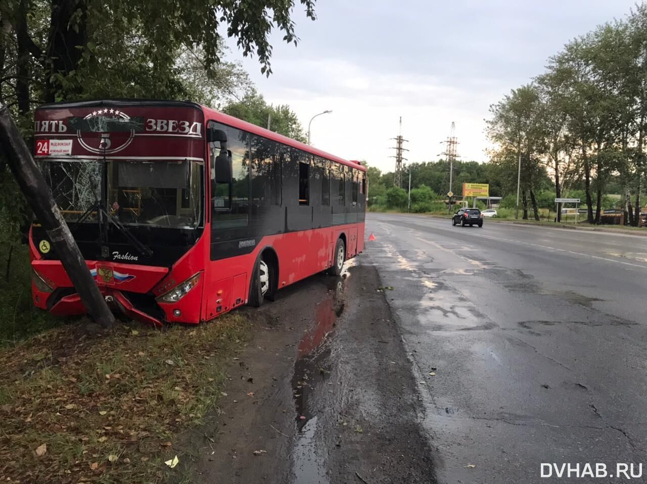 Автобус с пассажирами врезался в столб на проспекте 60-летия Октября (ФОТО)  — Новости Хабаровска