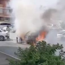 Под окнами жилого дома в Артёме полностью сгорел автомобиль BMW X5 