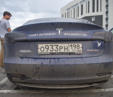 На электромобиле Tesla из Санкт-Петербурга до Владивостока путешественники прибыли в Хабаровск