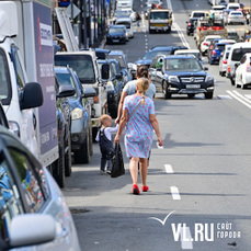Из-за ремонта тротуаров и фасадов в центре Владивостока пешеходы идут по проезжей части 