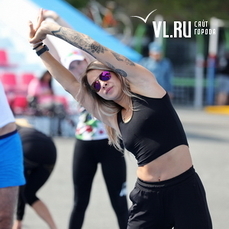Спортивной зарядкой и бесплатными палками отметили день физкультурника во Владивостоке 