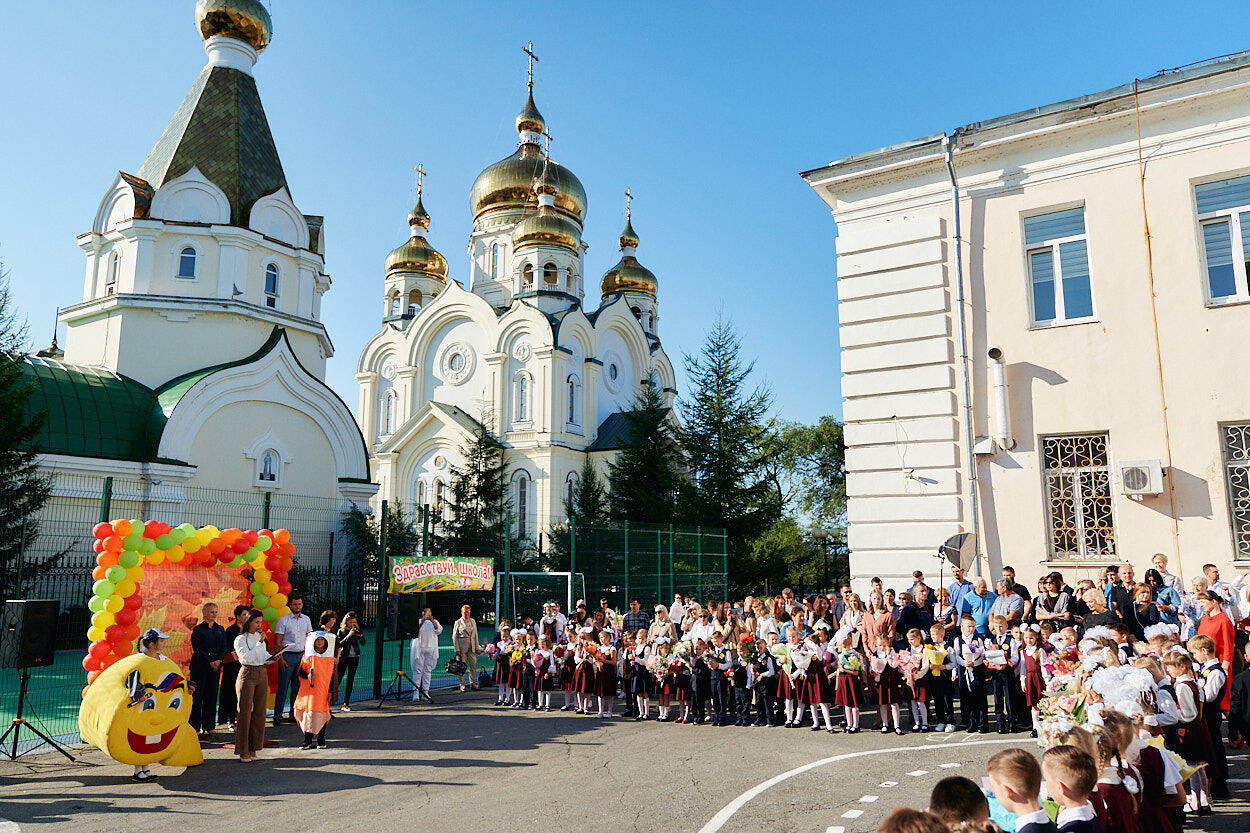 Бантики, цветочки: спустя год в Хабаровске прошли торжественные линейки  (ФОТО) — Новости Хабаровска