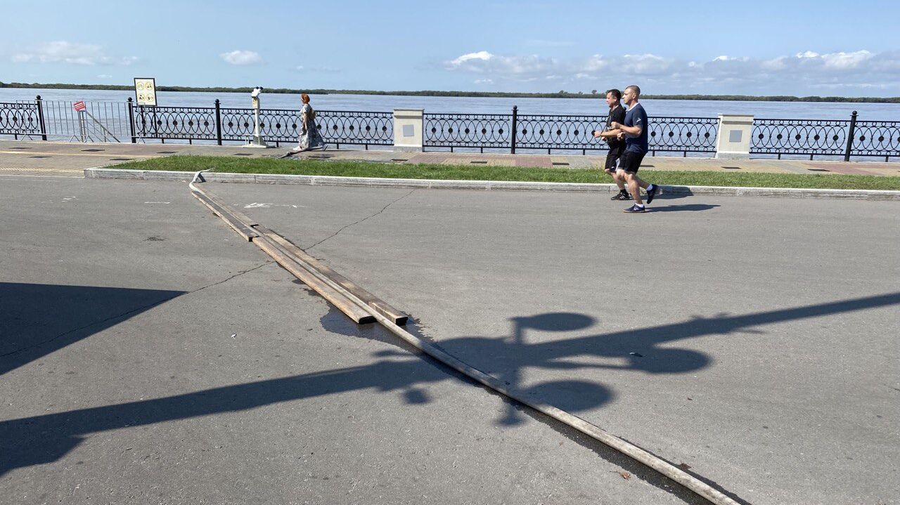 Шлангом по самокатчикам ударили на набережной Хабаровска  (ФОТО)