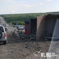 На трассе Уссурийск – Владивосток перевернулся грузовик со скальником 