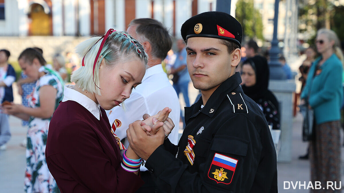 Все меньше пар участвуют в патриотическом вальсе в Хабаровске (ФОТО; ВИДЕО)  — Новости Хабаровска