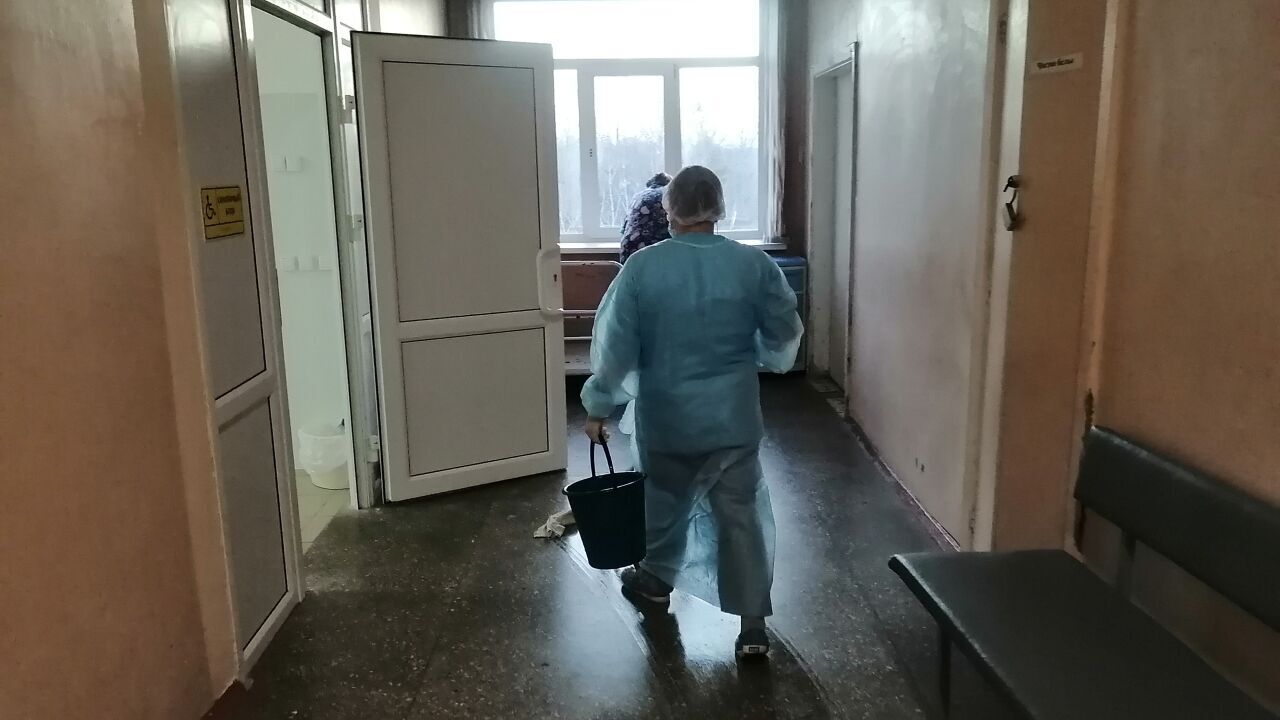Хабаровчане боятся ходить в туалет в больнице из-за странных табличек (ФОТО)