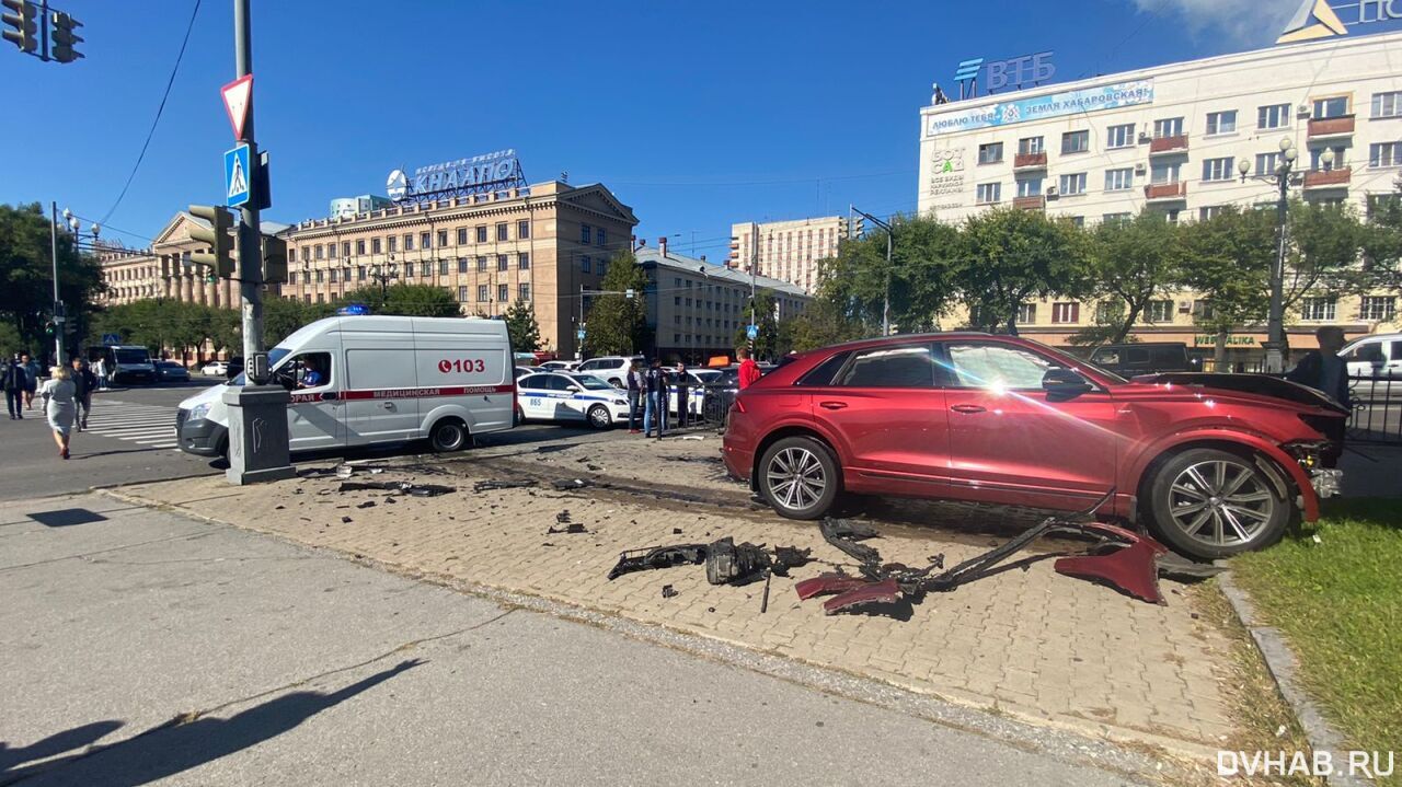 Жесткое ДТП на площади Ленина произошло из-за ухудшения самочувствия  водителя (ФОТО; ВИДЕО) — Новости Хабаровска