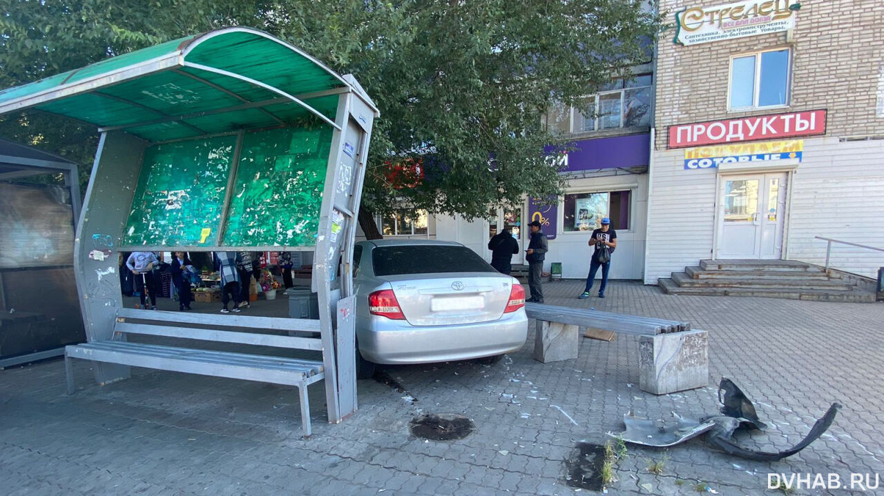 В припадке: в Хабаровске иномарка проутюжила автобусную остановку (ФОТО)