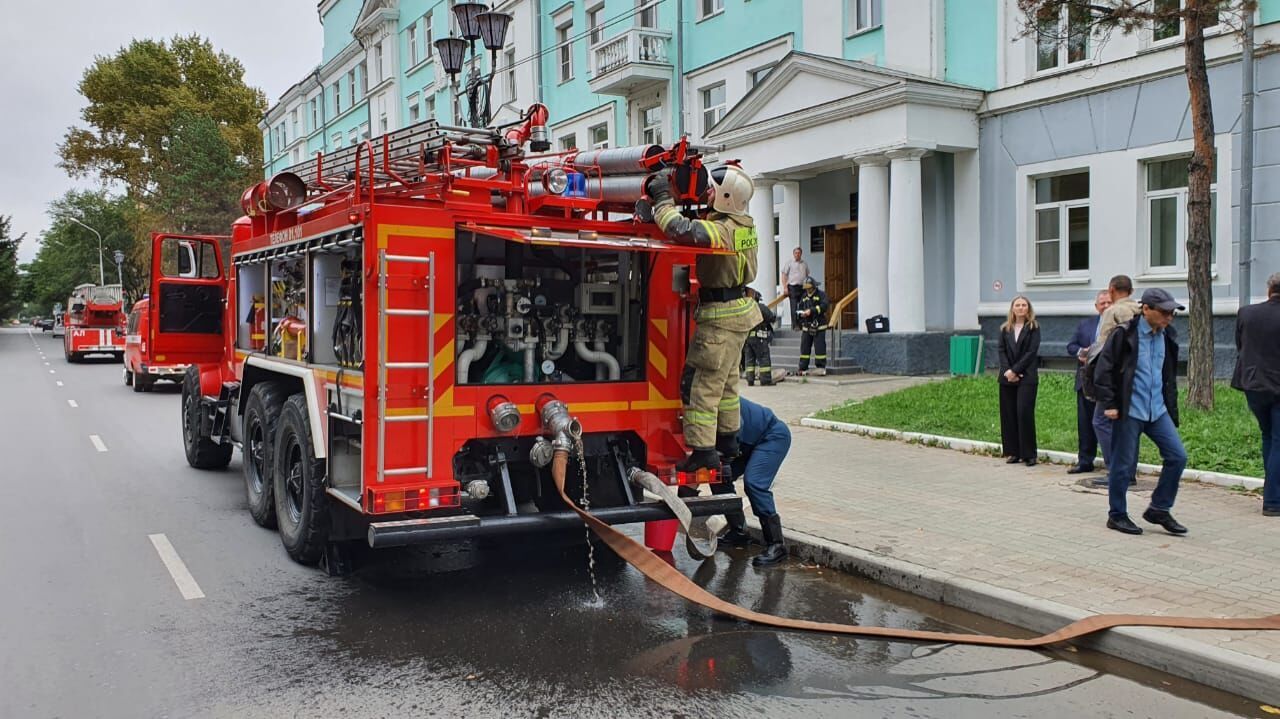 Администрацию Комсомольска эвакуировали пожарные в рамках учений (ФОТО)