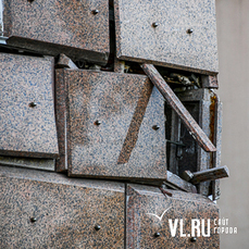 Во Владивостоке не могут найти подрядчика для ремонта разваливающегося фасада здания суда 