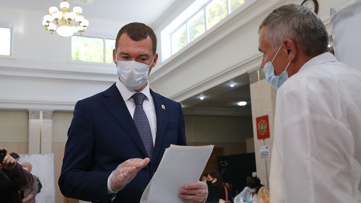 Всей семьей пришел на выборы врио губернатора Хабаровского края (ФОТО)