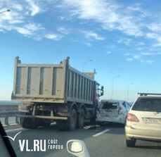 Из-за ДТП на низководном мосту автомобильная пробка образовалась на выезде из Владивостока