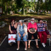 Пенсионерки уже оценили новые лавочки. Они очень удобные — newsvl.ru