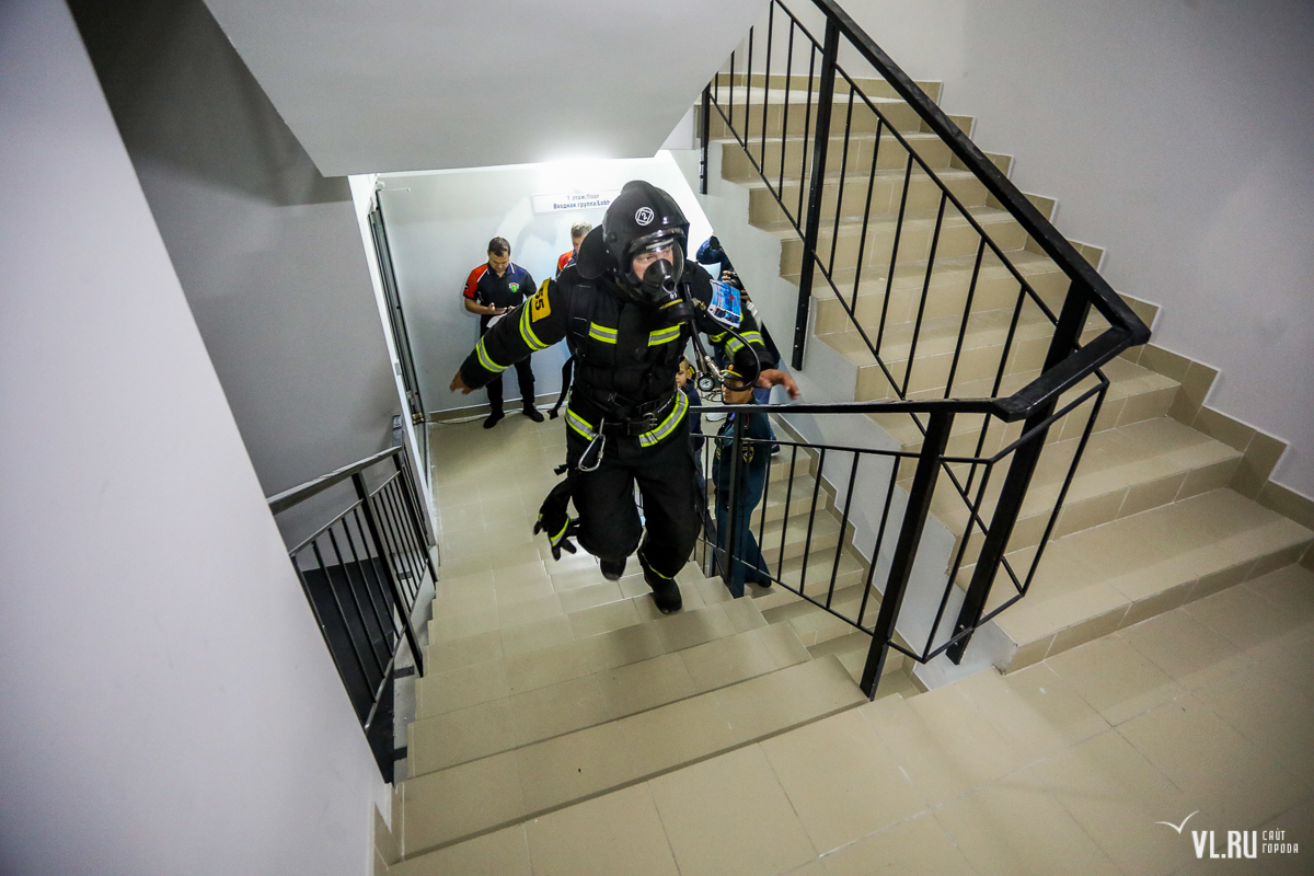 Первые дальневосточные соревнования по скоростному подъёму на 41-й этаж среди пожарных состоялись сегодня во Владивостоке