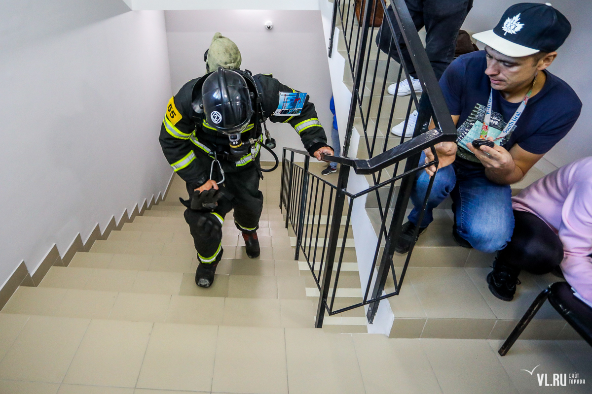 Первые дальневосточные соревнования по скоростному подъёму на 41-й этаж среди пожарных состоялись сегодня во Владивостоке