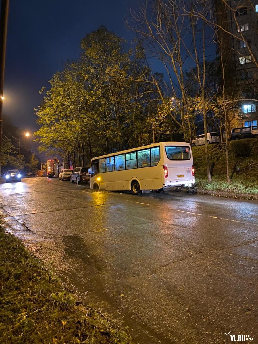 Автобус дождь. Дождь автобус вечер. Ездят ли автобусы в дождь. Пассажиры внутригородского автобуса в дождь. Автобус вечером на улице Москвы.