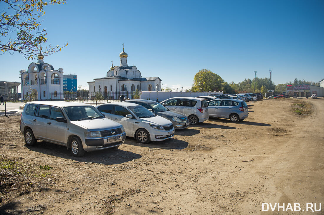 На обочину и за храм: проблема парковки в аэропорту Хабаровска  возмущает пассажиров