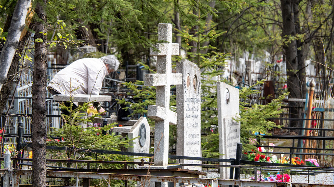 Десятки надгробий пострадали от вандалов на Центральном кладбище Хабаровска (ВИДЕО)